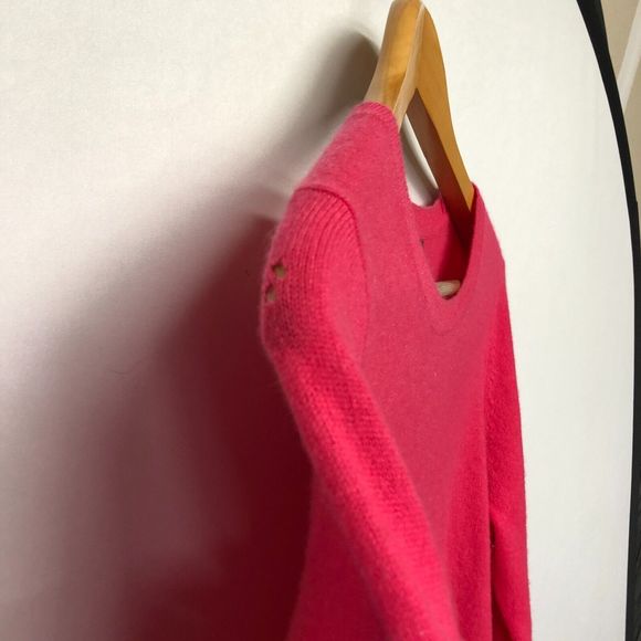 Tahari Women 100% 2-Ply Cashmere Sweater Size Medium Hot Pink M113 -21 - Picture 5 of 16